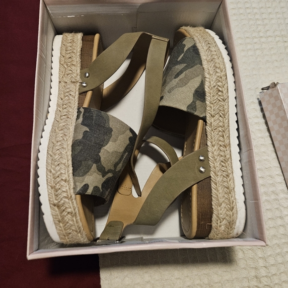 Camouflage Sandal with Ankle Strap - Picture 3 of 4